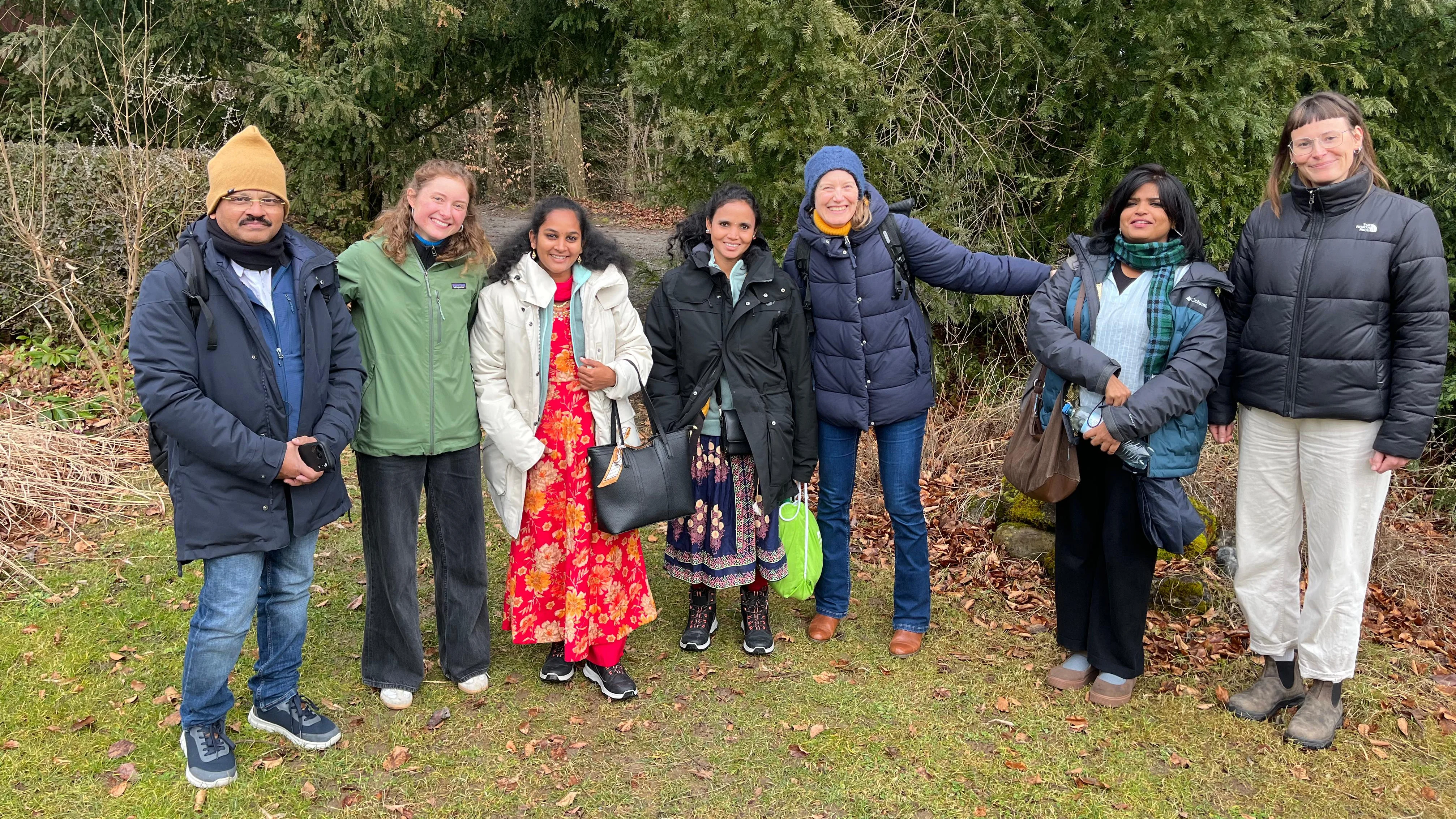 Auf dem Bild sieht man von links nach rechts: Yerrakonda Sudhakar (APCNF Koordinator), Delia Hürlimann (GoF), Jyothi Bobbili (APCNF Landwirtin), Narasamma Arika (APCNF Landwirtin), Claudia Veith (GoF), Swati Renduchintala (APCNF Koordinatorin), Fabienne Buchmann (GoF)) 