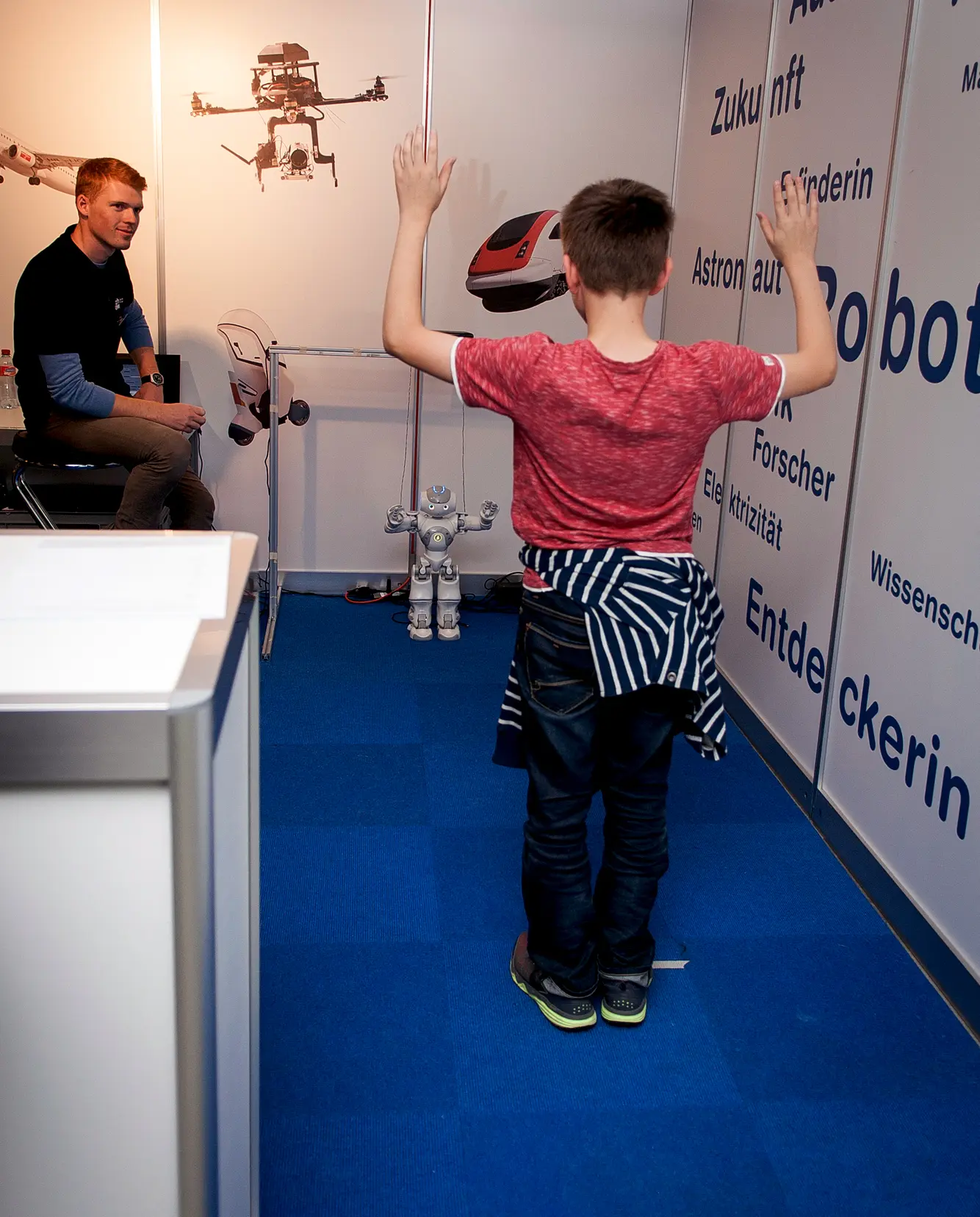 Pas de deux mit dem Roboter: Mit eigenen Bewegungen bringt der Schüler sein Gegenüber zum Tanzen.