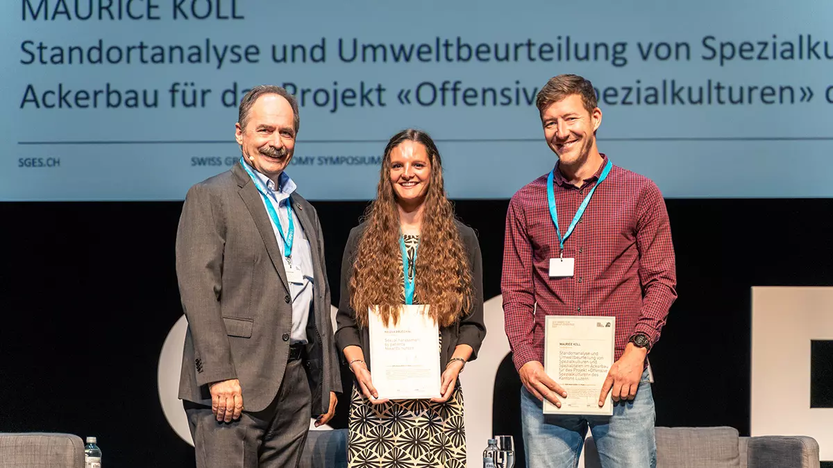 Preisübergabe am SGE Symposium 2023 durch Urs Hilber an Milena Bruschini und Maurice Koll