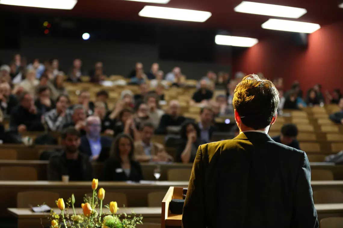 Eine Präsentation vor vollem Publikum am IAM, aus Sicht des Präsentierenden.