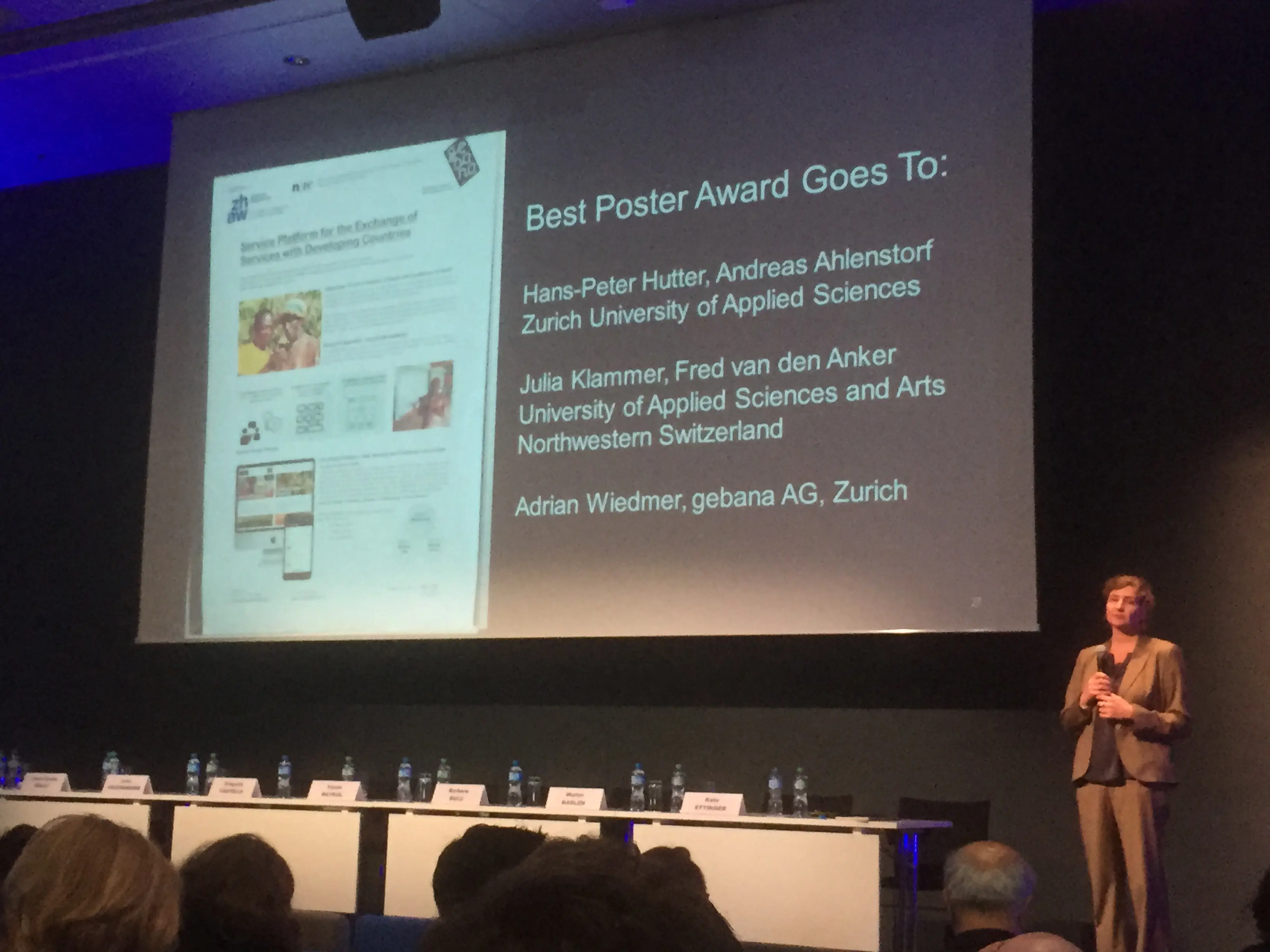 Verleihung des Best-Poster-Awards an der Tech4Dev-Konferenz