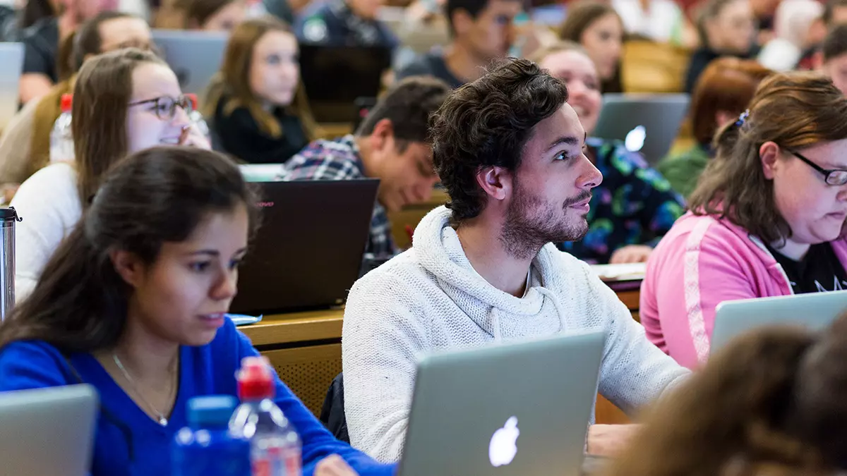 Studierende im Hörsaal am Beginn des neuen Semesters.