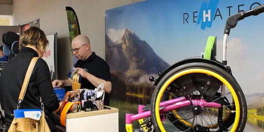 Bild vergrössern: zwei Personen am Stand von Rehatec