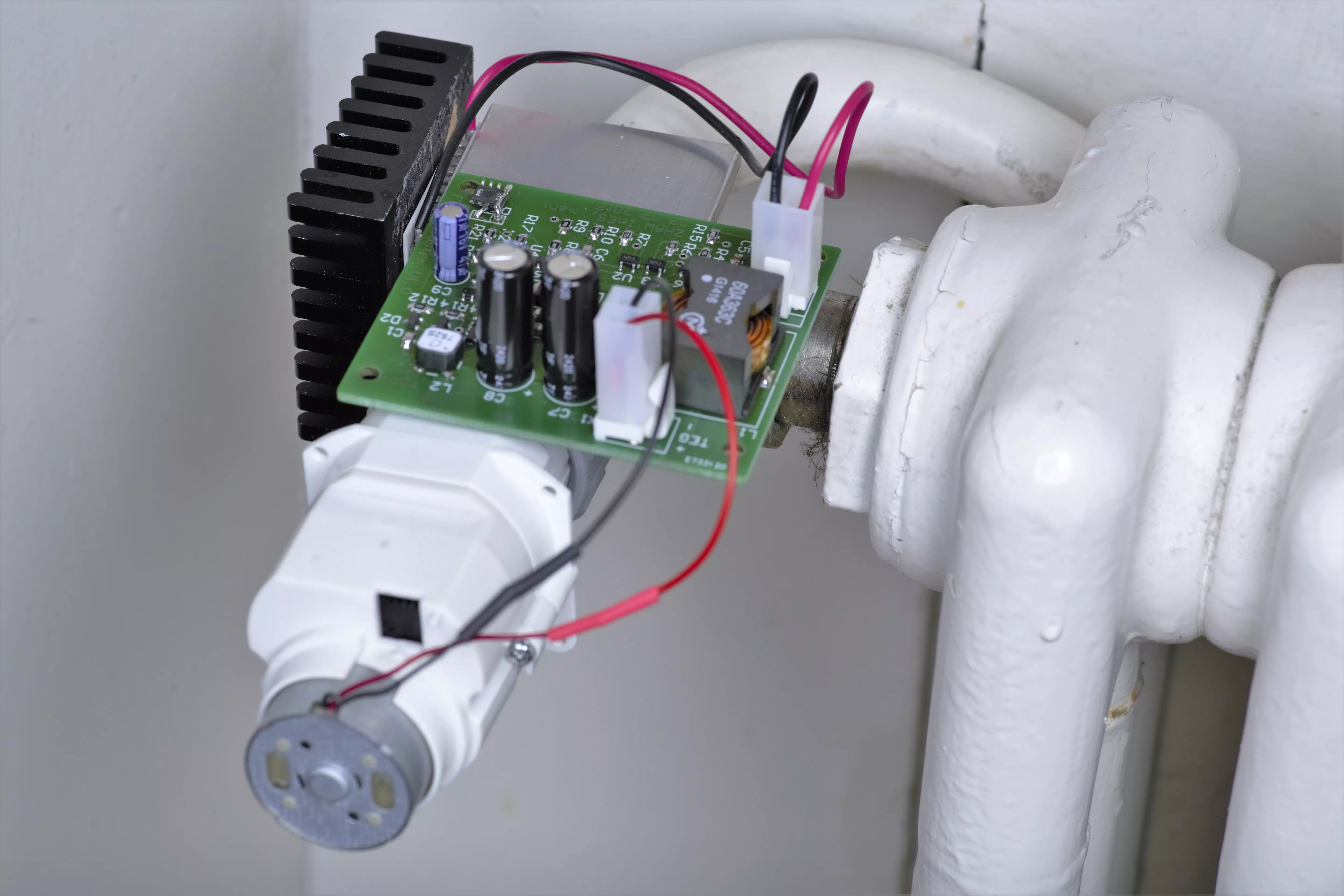 Prototype of an autarkic thermostatic head for home automation
