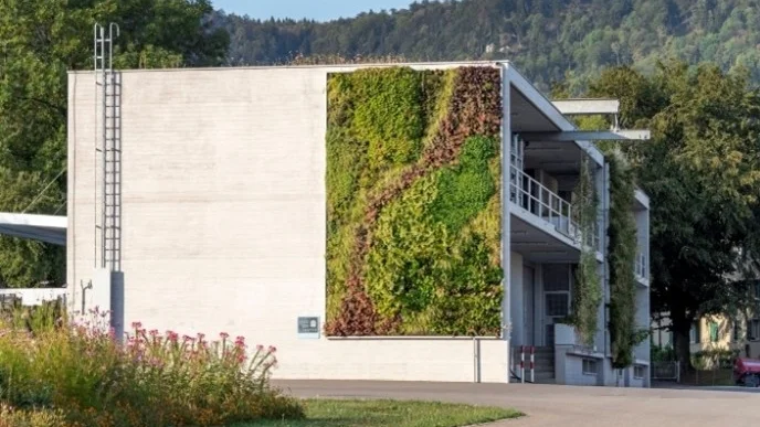 Ein modernes Gebäude mit einer großen vertikalen Pflanzenwand.