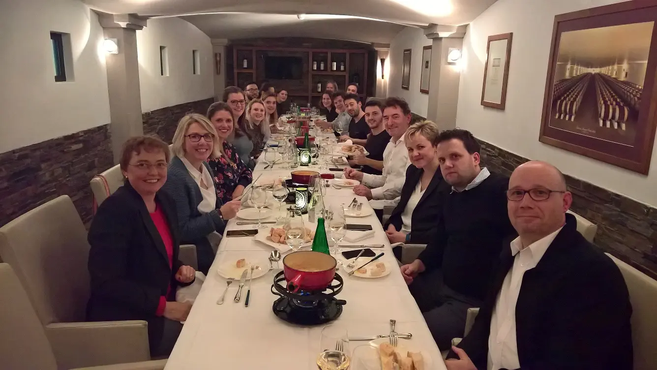 Gruppenbild Studierende und Dozierende bei einem gemeinsamen Essen