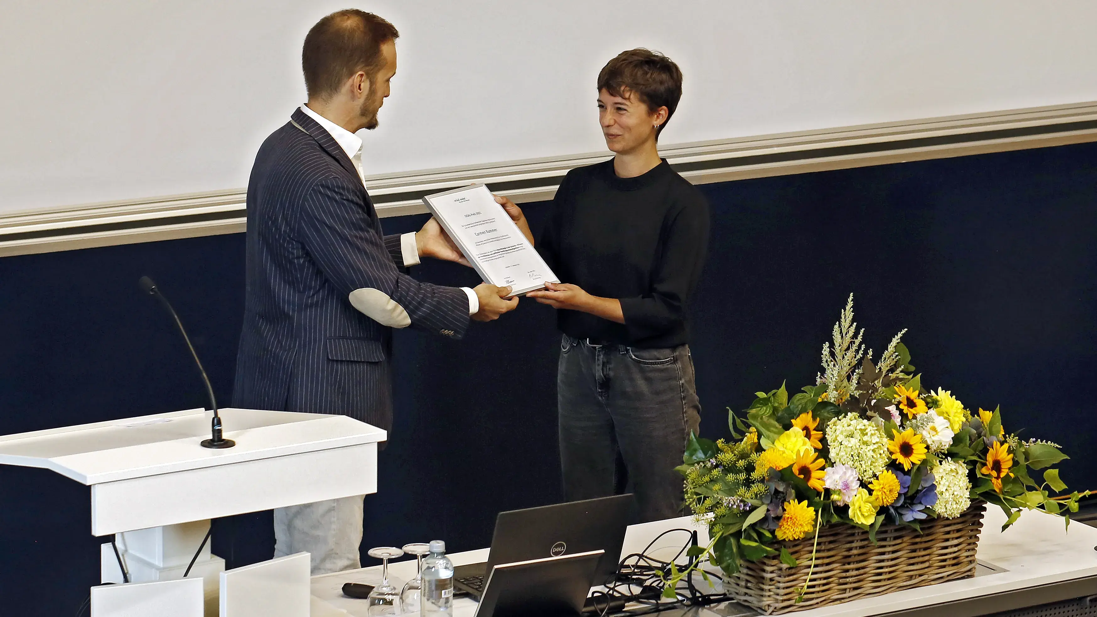 Carmen darf stolz den wohlverdienten SVIAL-Preis annehmen, Foto © Erich Stutz (ZHAW)