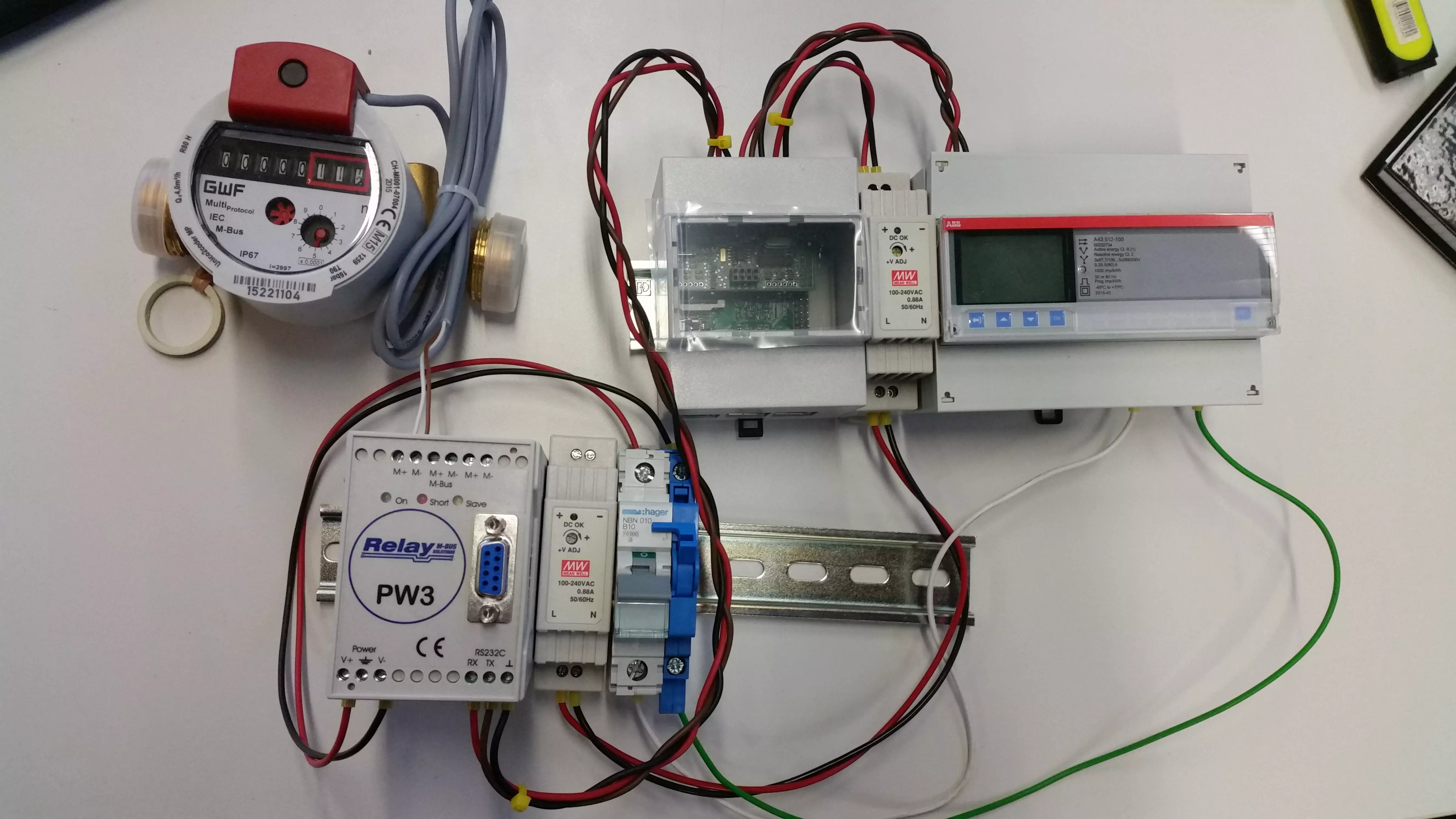 Abbildung Stromzähler, Elektronik und Wasseruhr.
