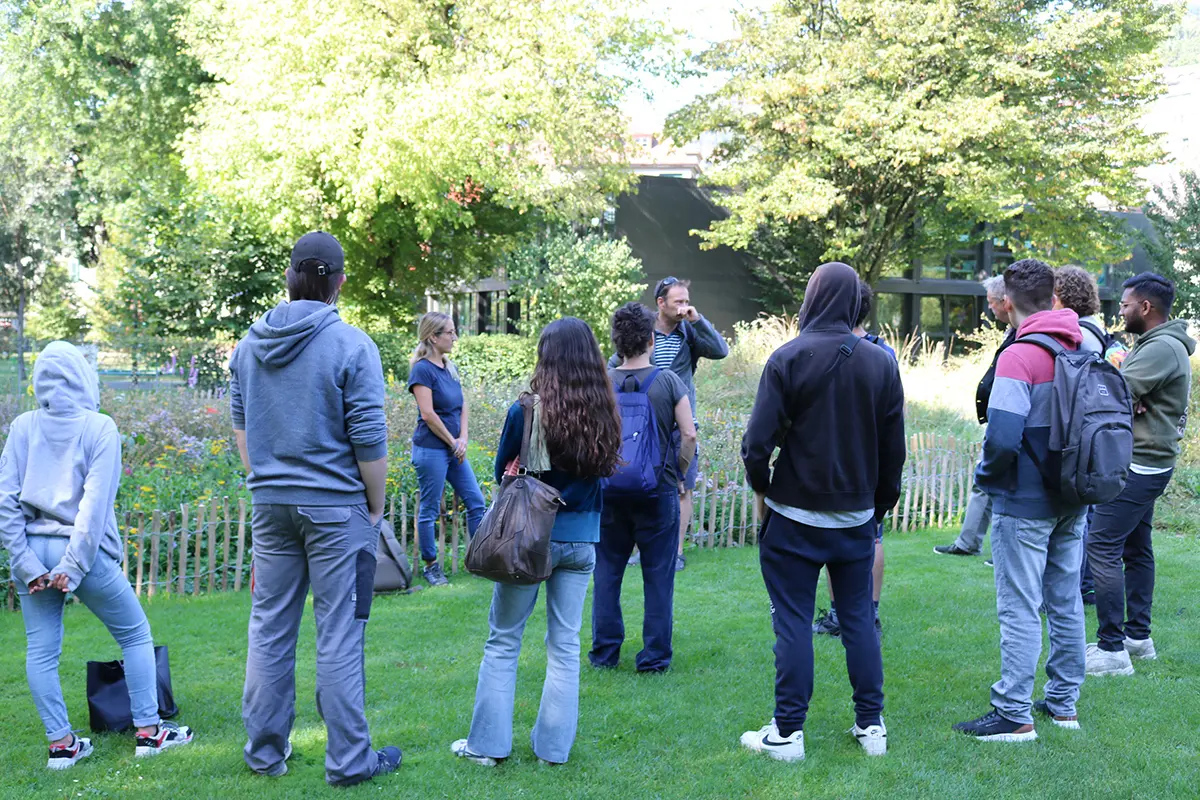 Die Gruppe der Stiftung Equipe Volo bei der Führung mit Céline Derman. Foto: Volo Biel