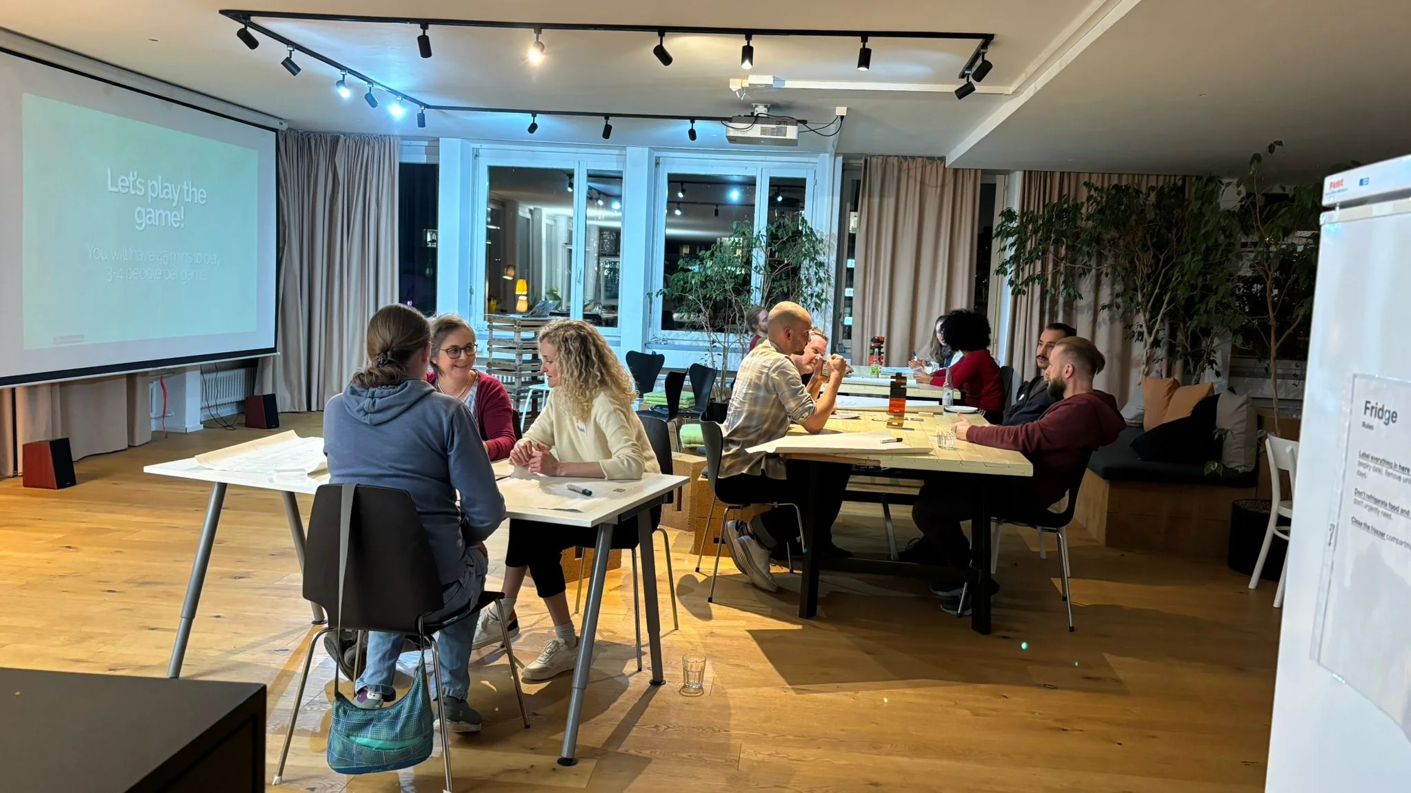 Workshop zum Sammeln von Feedback, bei dem mehrere Gruppen das Spiel diskutieren und spielen.