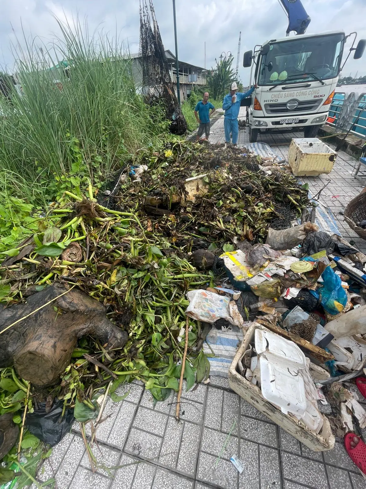 Sortierung des aufgefangenen Mülls nach Materialtypen wie PET, Hartplastik, Weichplastik, Styropor, Textilien und Nicht-Plastik (Foto: Selina Pfäffli 2024)