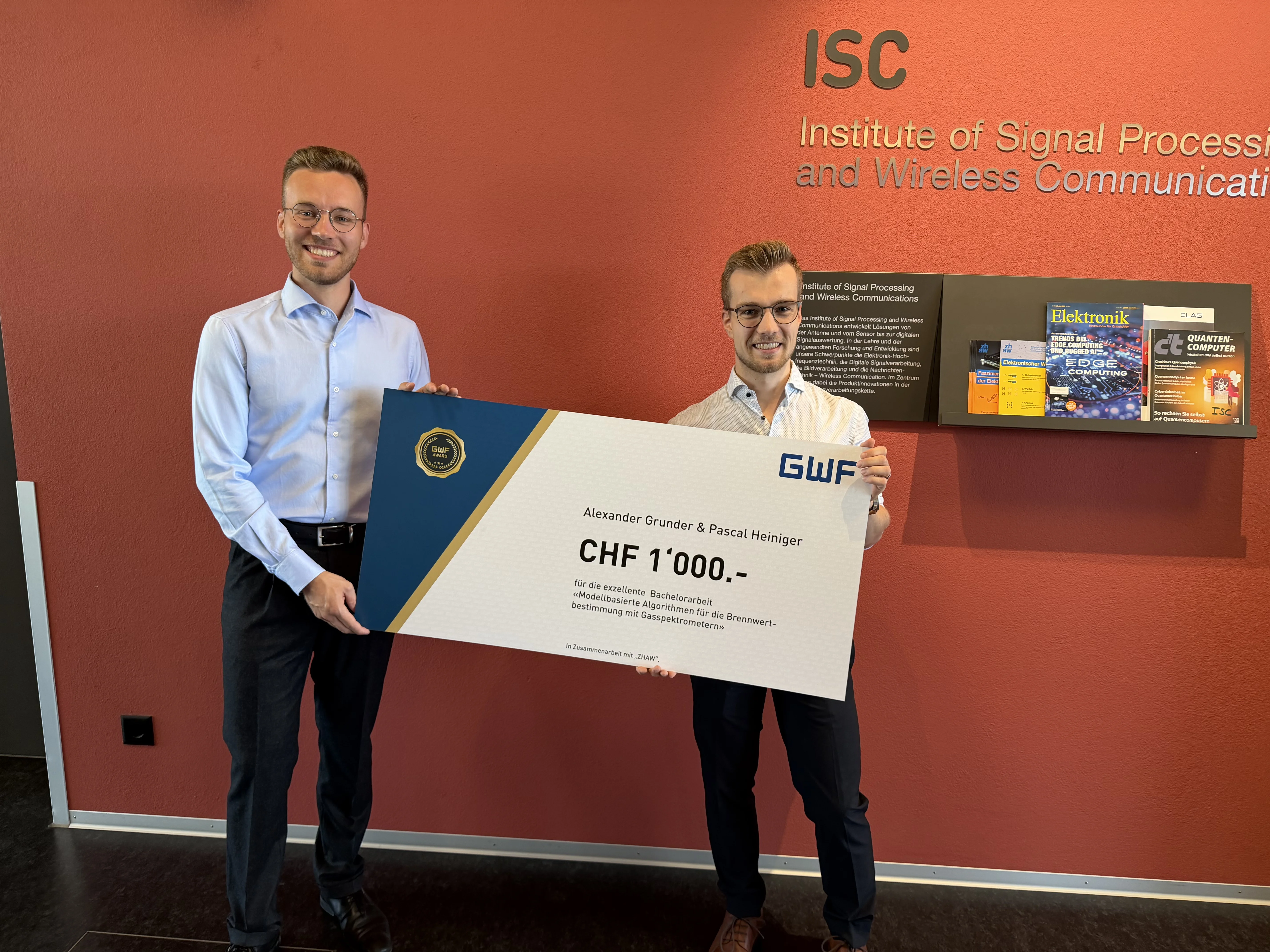 Übergabe des GWF Awards an die beiden Studierenden.