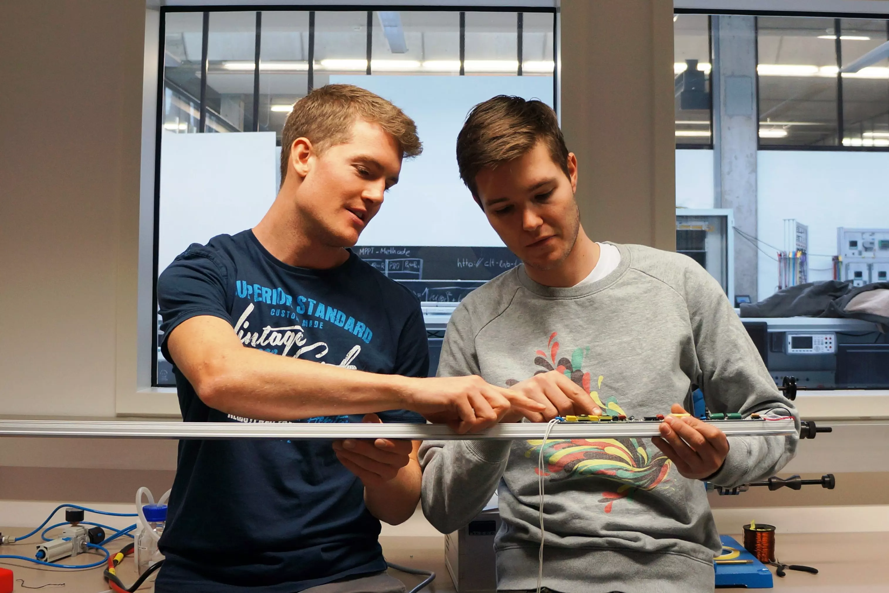 Patrik Deuss (links) hat das Start-up LEDCity mit seinem Kommilitonen Alexander Heusch gegründet.