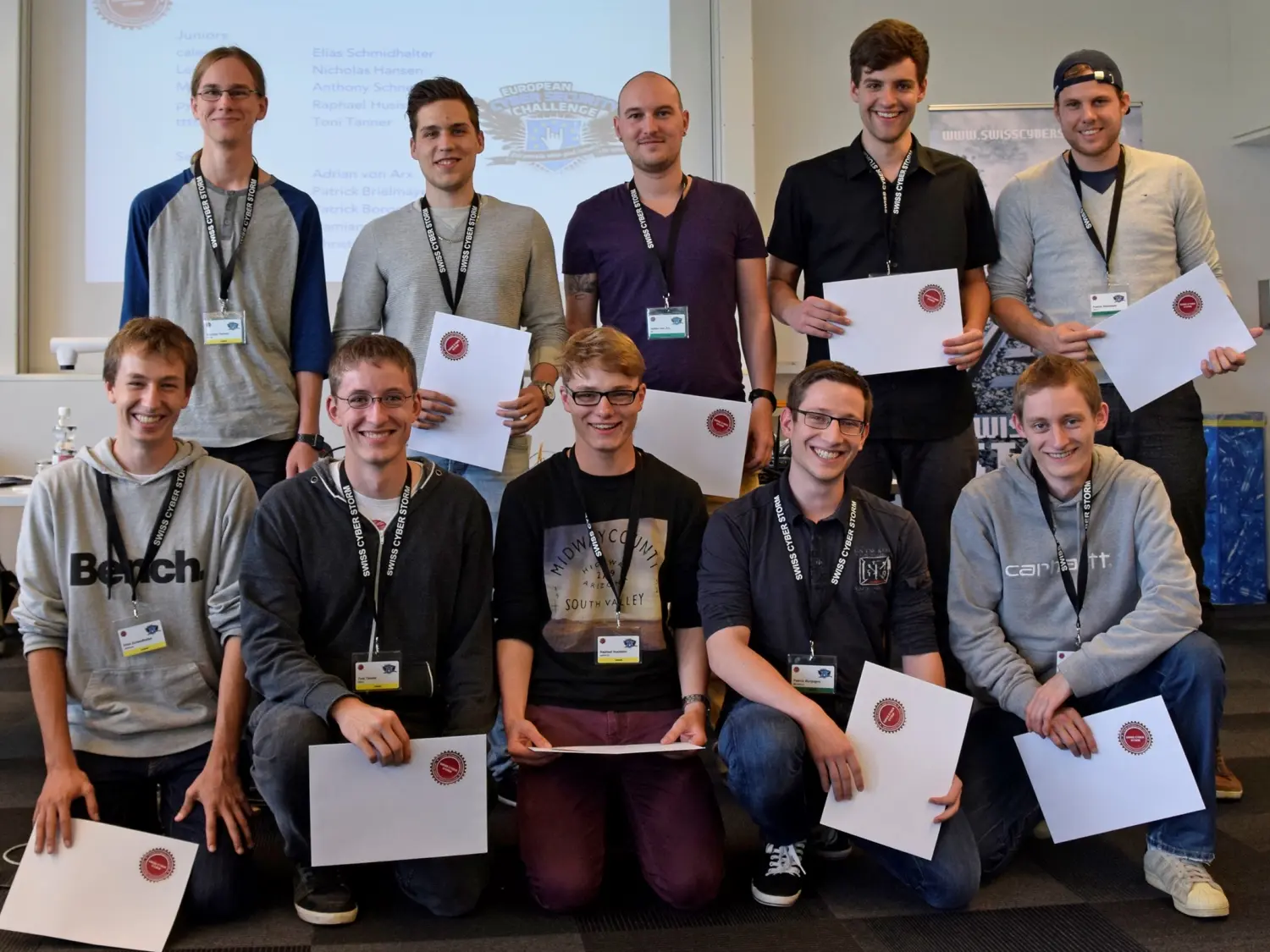 Damiano Esposito (hinten 2. v.l.) gehört zu den zehn Nachwuchshackern, die als Schweizer Delegation an der European Cyber Security Challenge teilnehmen.