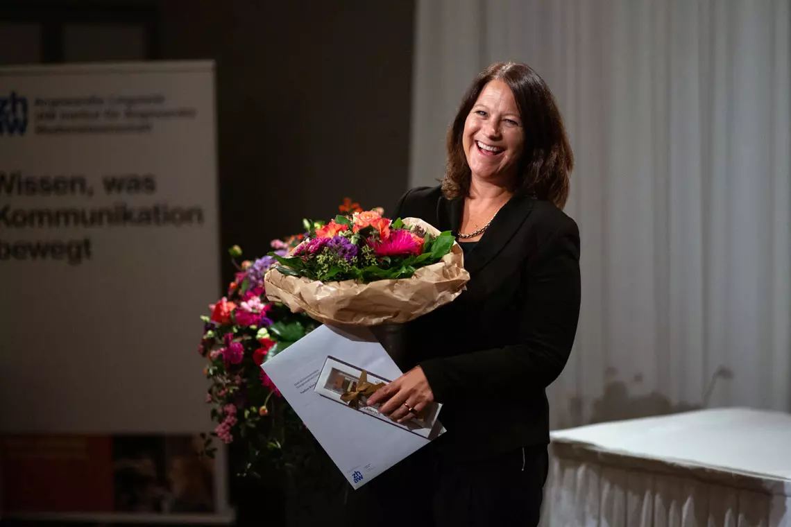 Foto von Nadine Knecht bei der Diplomübergabe