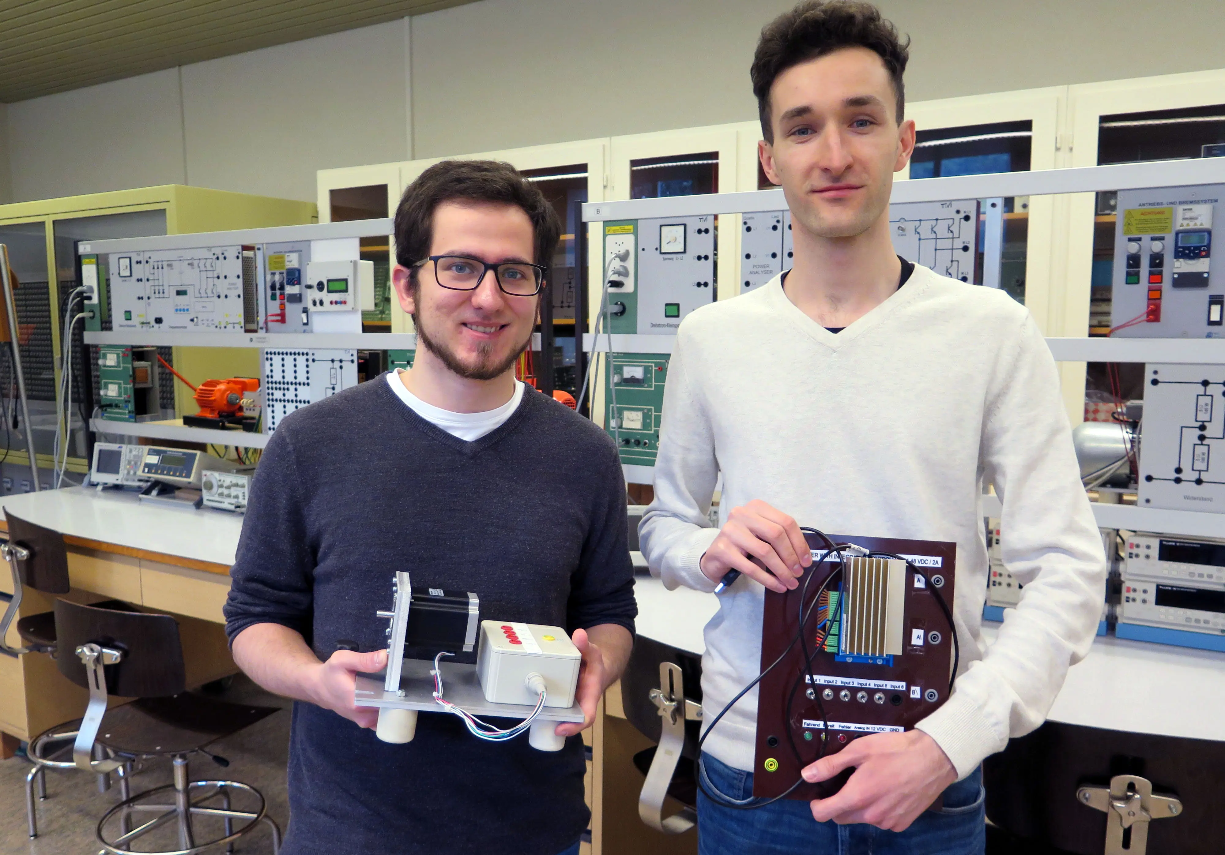 Roman Flach (links) und Valentin Vanyo (rechts) präsentieren den Schrittmotor-Antrieb.