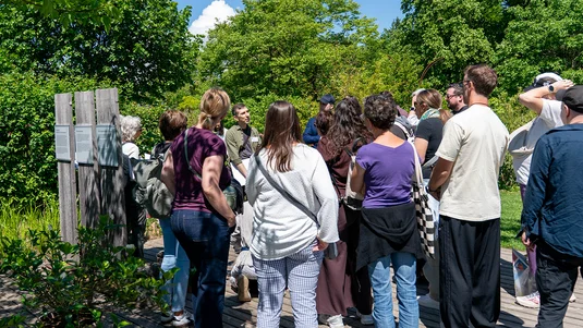 viele interessierte Besuchende an den thematischen Führungen