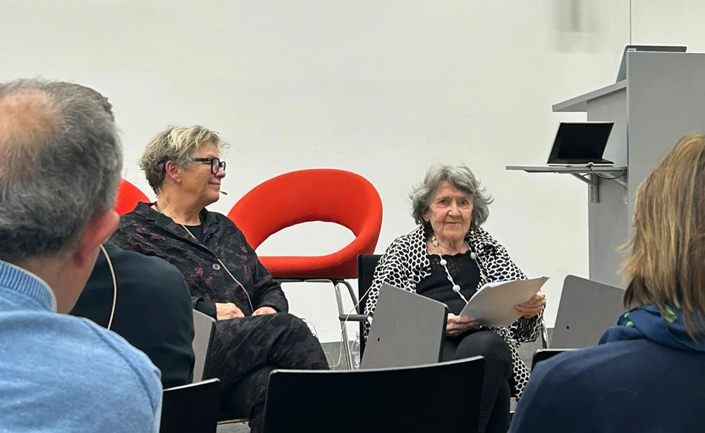 Silvia Staub-Bernasconi bei einer Veranstaltung zu Ehren ihres Lebenswerks an der ZHAW Soziale Arbeit im November 2023.