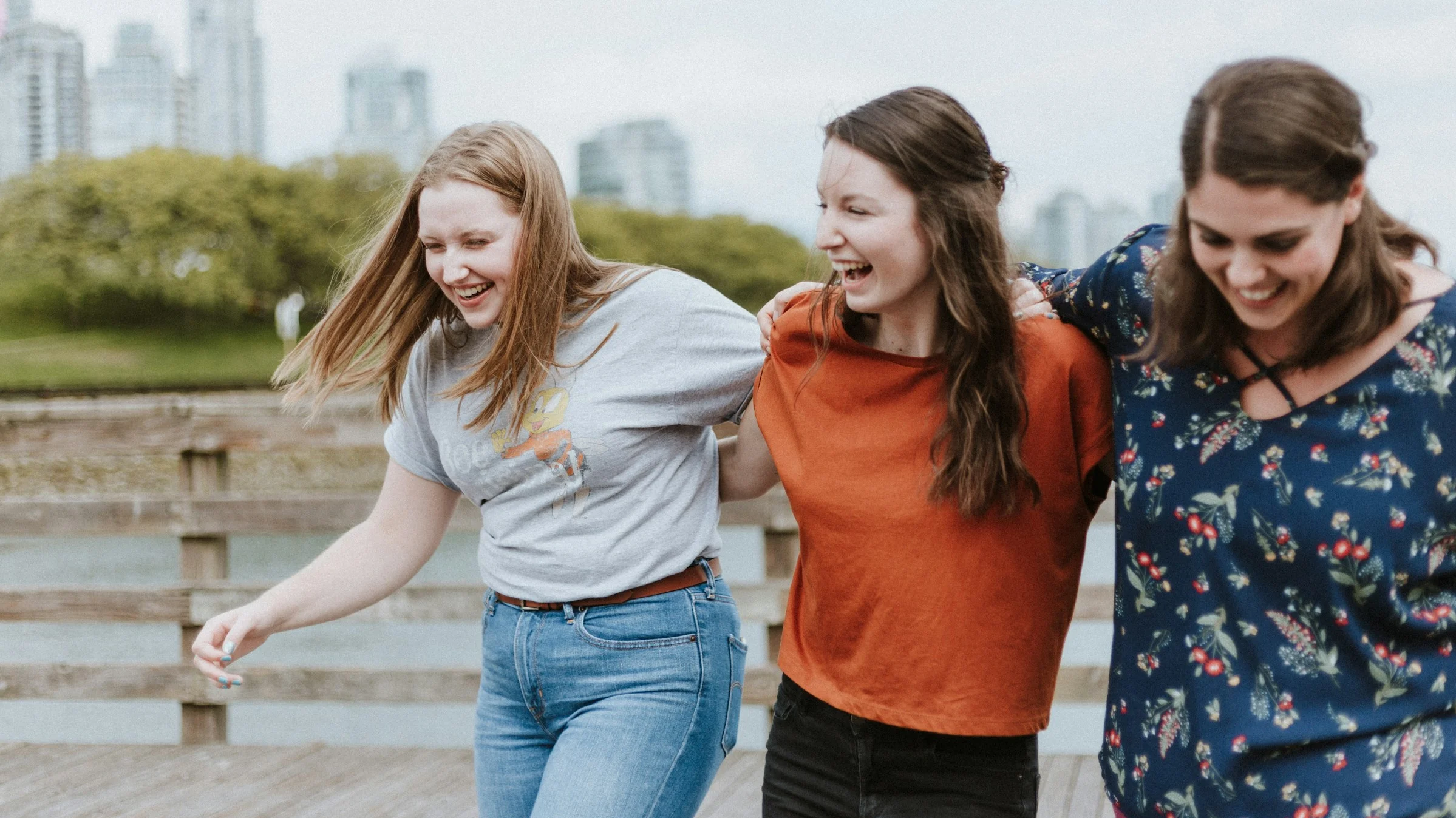 Junge, lachende Frauen bei einer gemeinsamen Aktivität