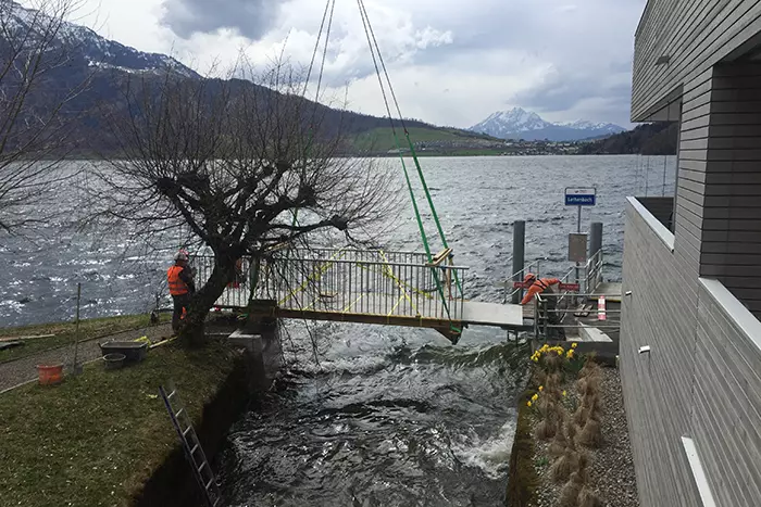 Prototyp am Zugersee als Ersatzbau für eine Vorgängerbrücke. Als Höhenausgleich bei den Auflagern genügte ein Mörtelbett