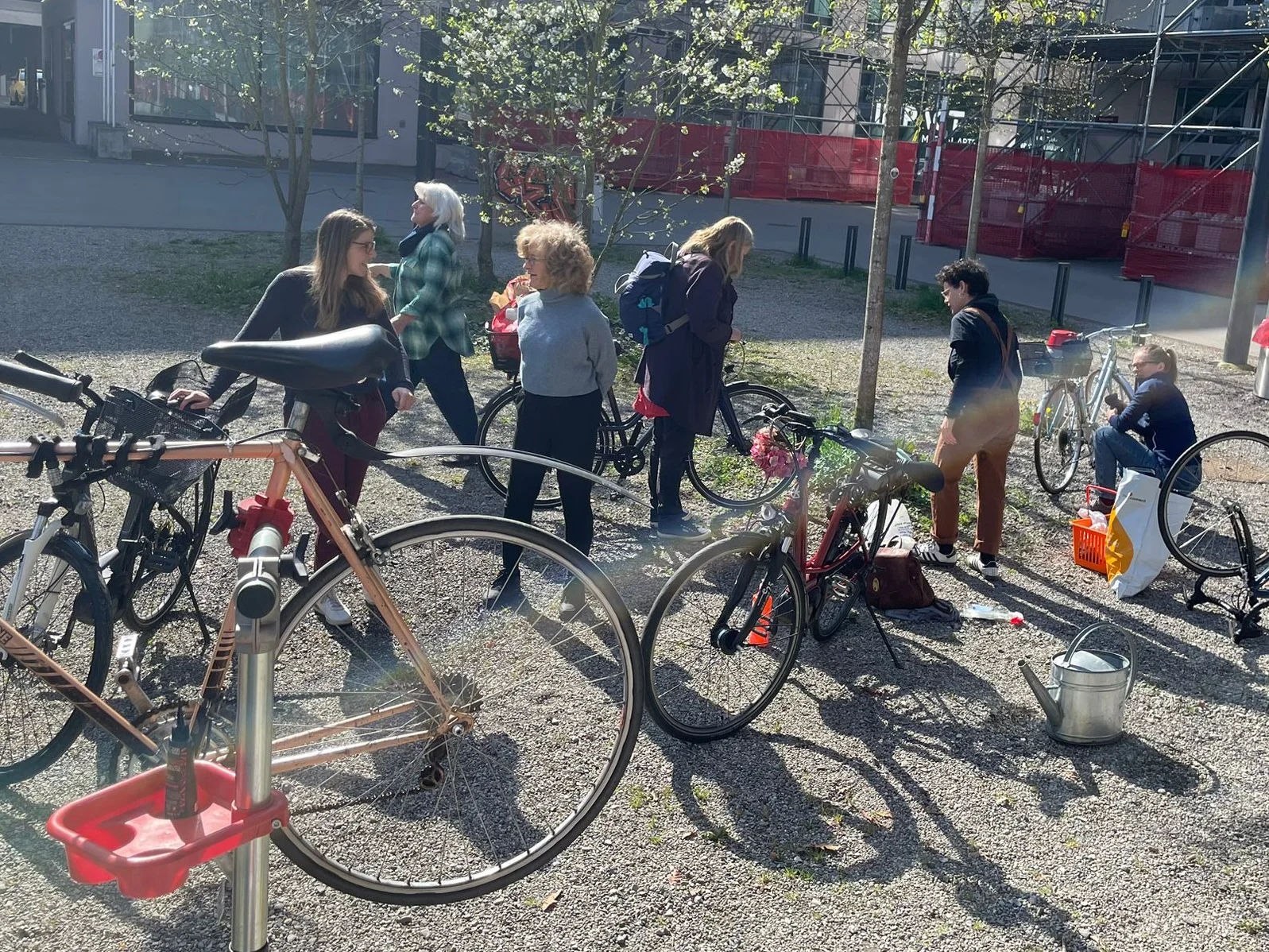 Bewohnende des Stadtteils unterhalten sich vor dem Velo-Abstellplatz.