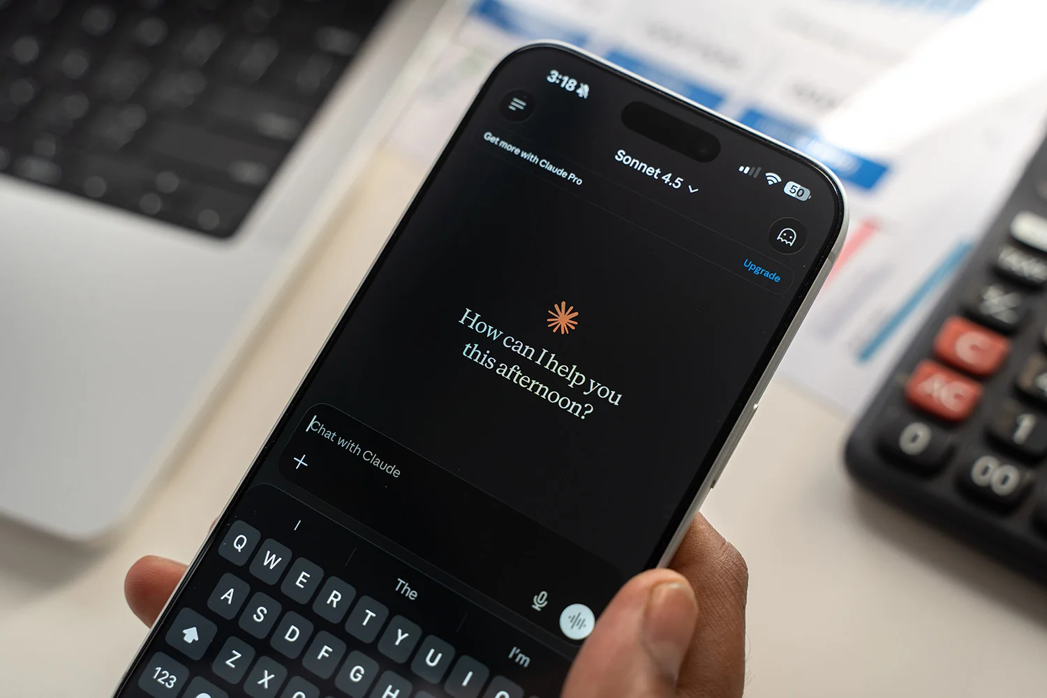 Grossaufnahme eines Smartphone Displays mit der geöffneten KI-App Claude