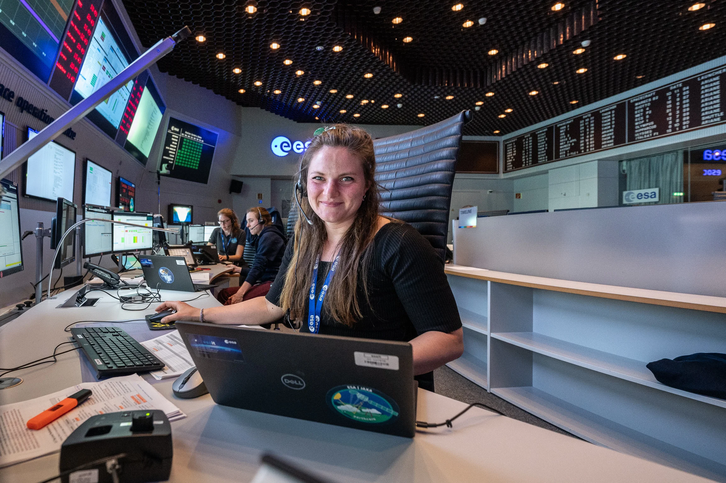 Helena Mainka an ihrem Arbeitsplatz in der European Space Agency. Bild: ESA - J. Mai