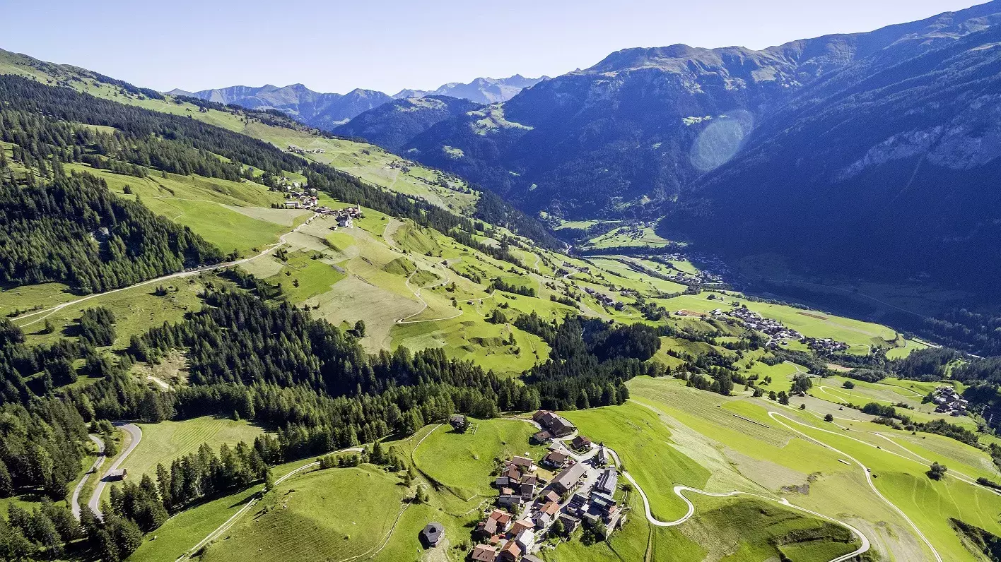 Luftbild eines Bergdorfs in den Schweizer Alpen.