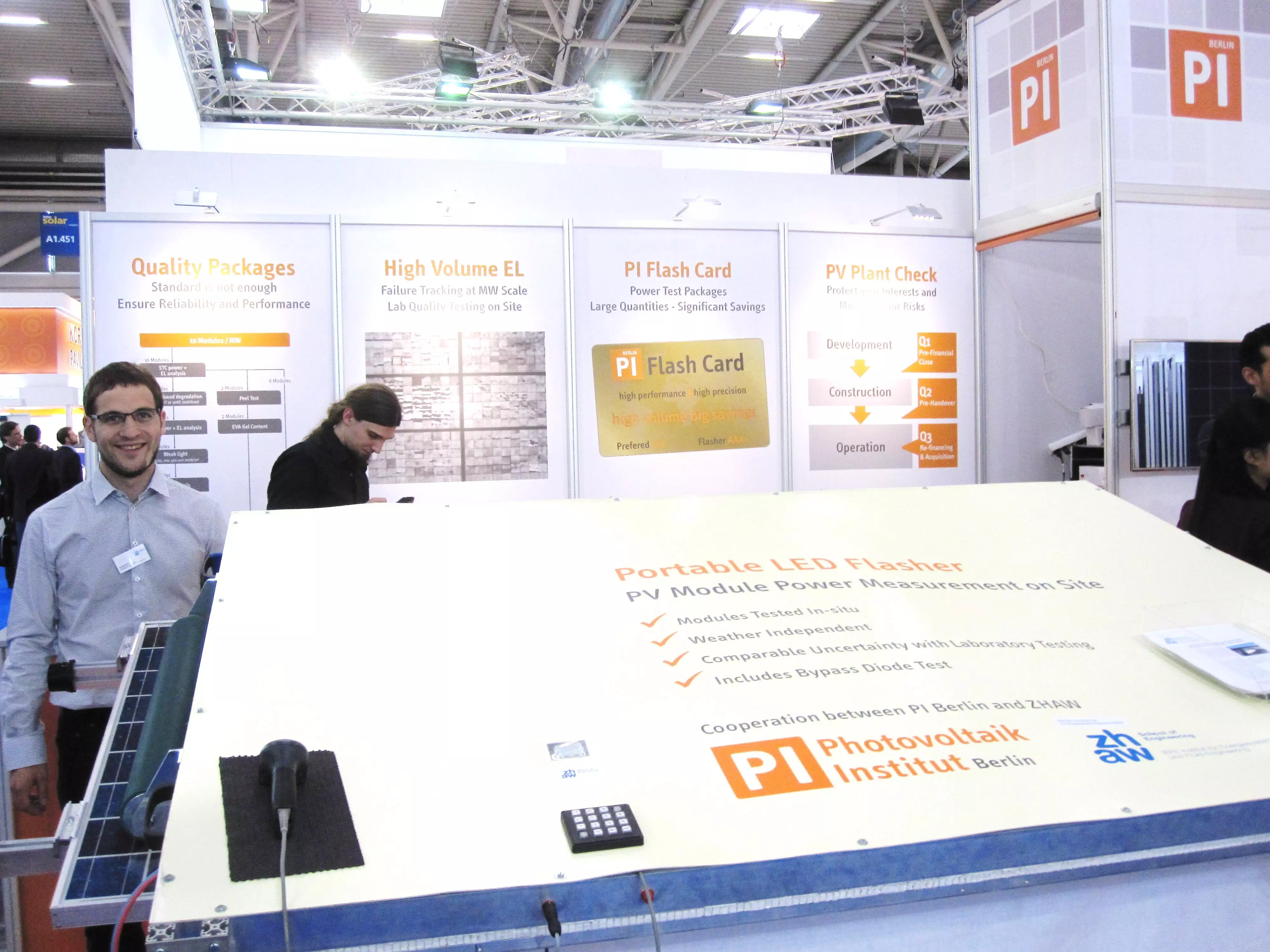 Daniel Schär präsentiert den Portable LED Flasher an der Intersolar 2015.