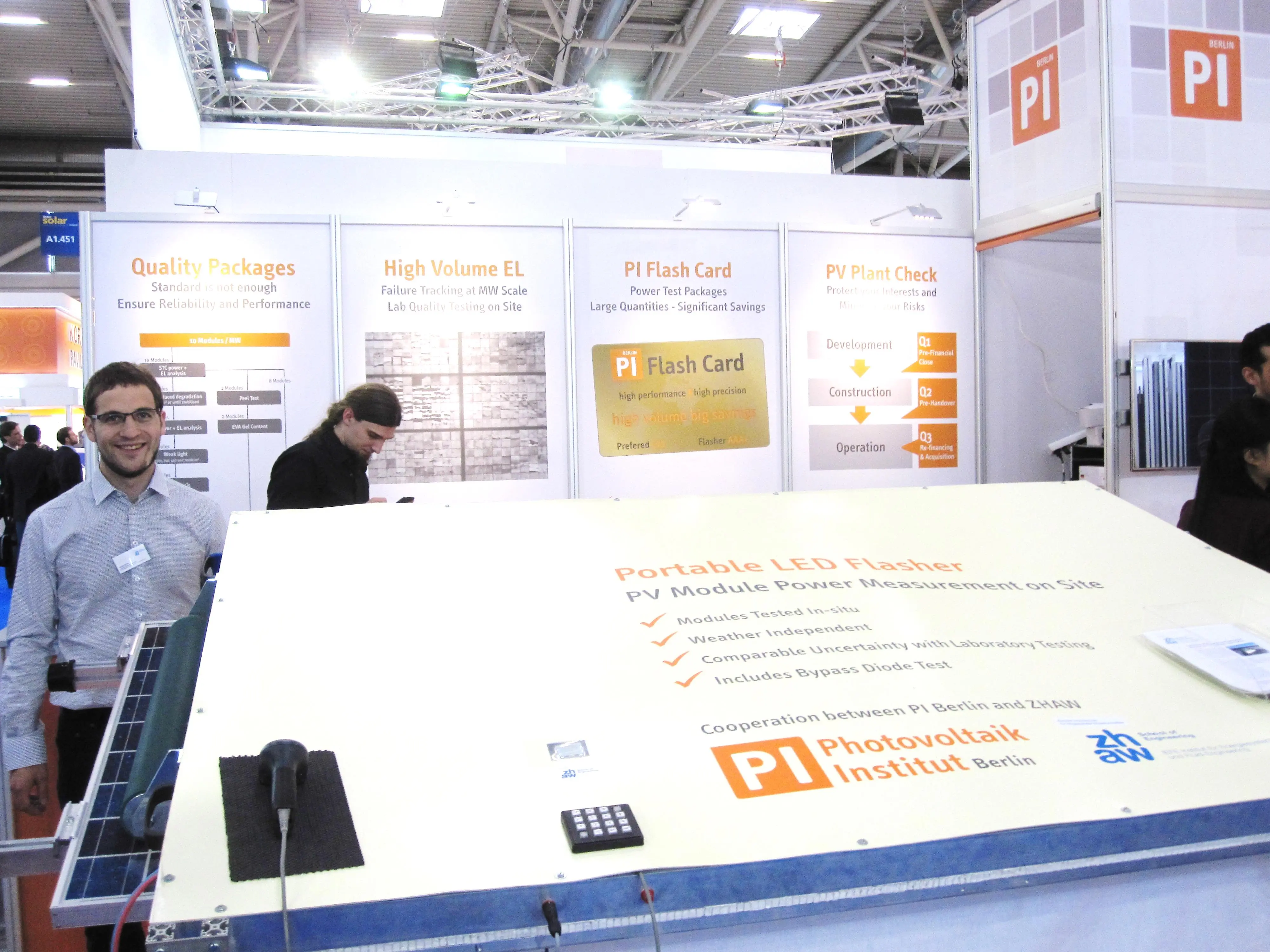 Daniel Schär präsentiert den Portable LED Flasher an der Intersolar 2015.