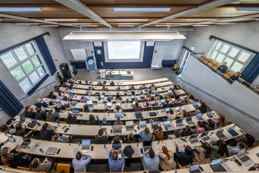 Die Aula ist während der LMR Tagung voll. 