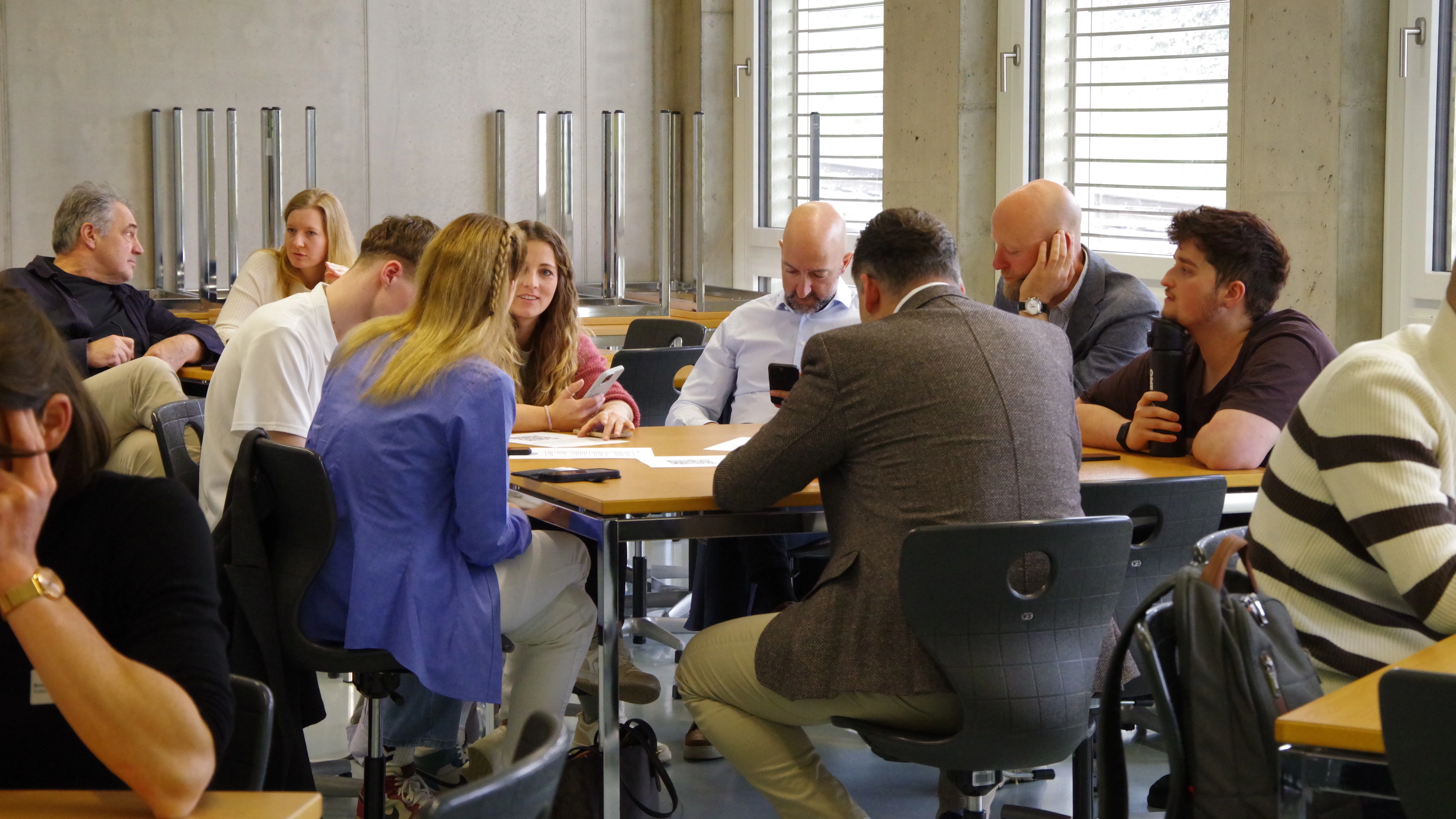 Die Teilnehmende diskutieren die Impulsreferate intensiv.