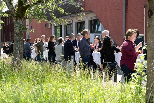 Besucher der Lebensmittelrechttagung beim Stehlunch draussen.