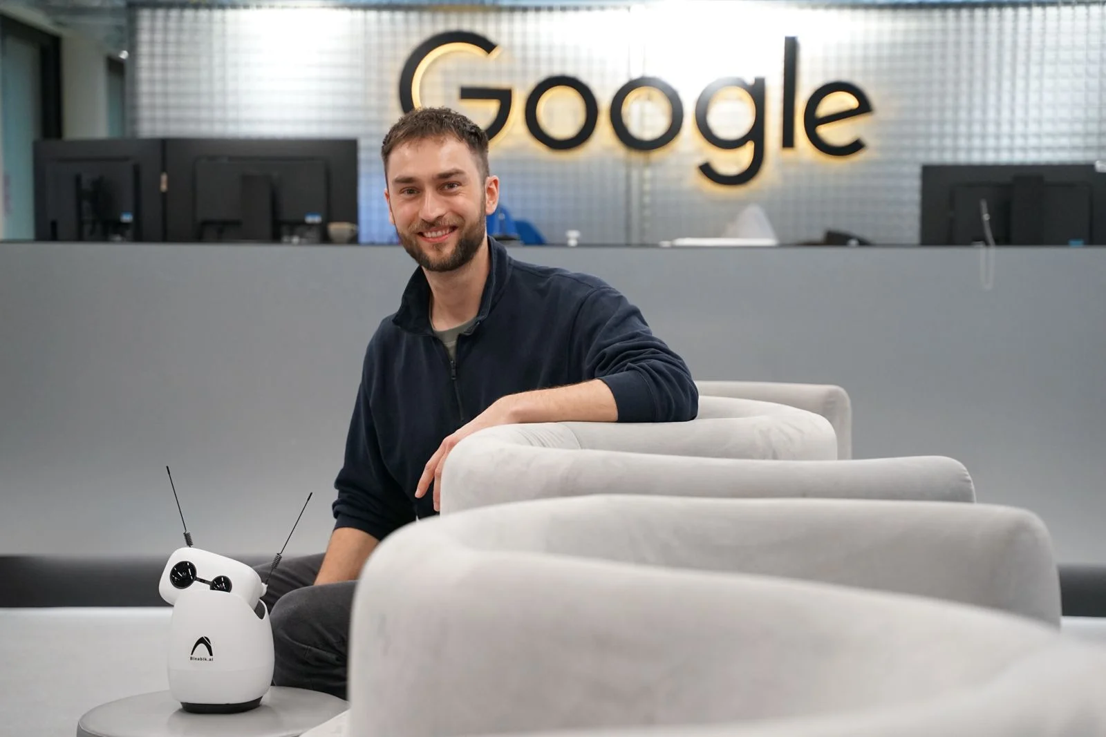 Zusammen mit dem ETH Agentic System Lab, Google, und der ZHAW hat Pascal Sager einen Hackathon organisiert und dabei die Teams mit Robotern unterstützt.