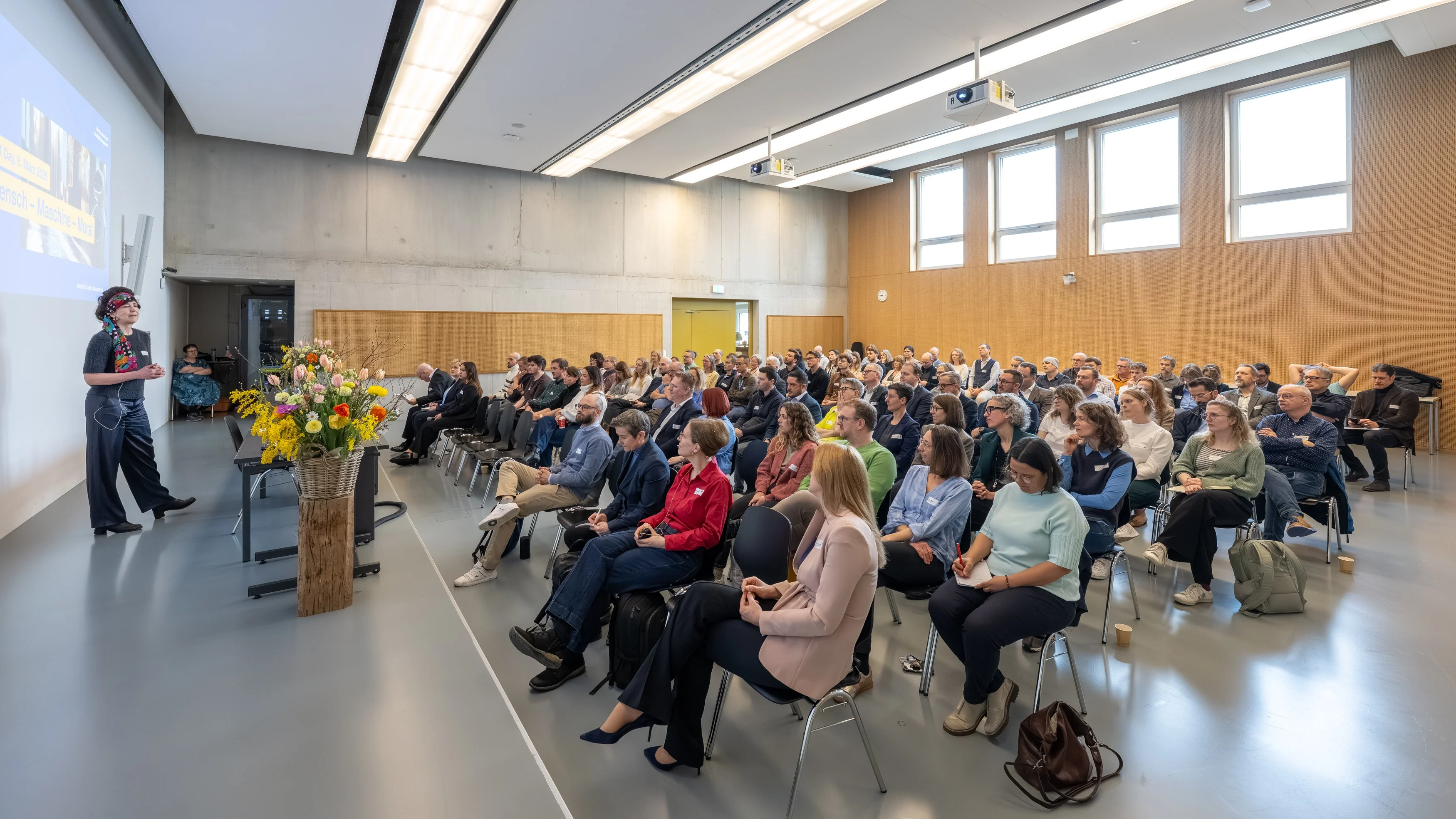 Gefüllter Saal am IFM Day.