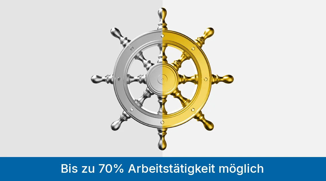 Grafik mit einem mittig platzierten Schiffssteuerrad, dessen linke Hälfte silbern und rechte Hälfte goldfarben dargestellt ist. Am unteren Bildrand steht der Hinweis: „Bis zu 70 % Arbeitstätigkeit möglich“.