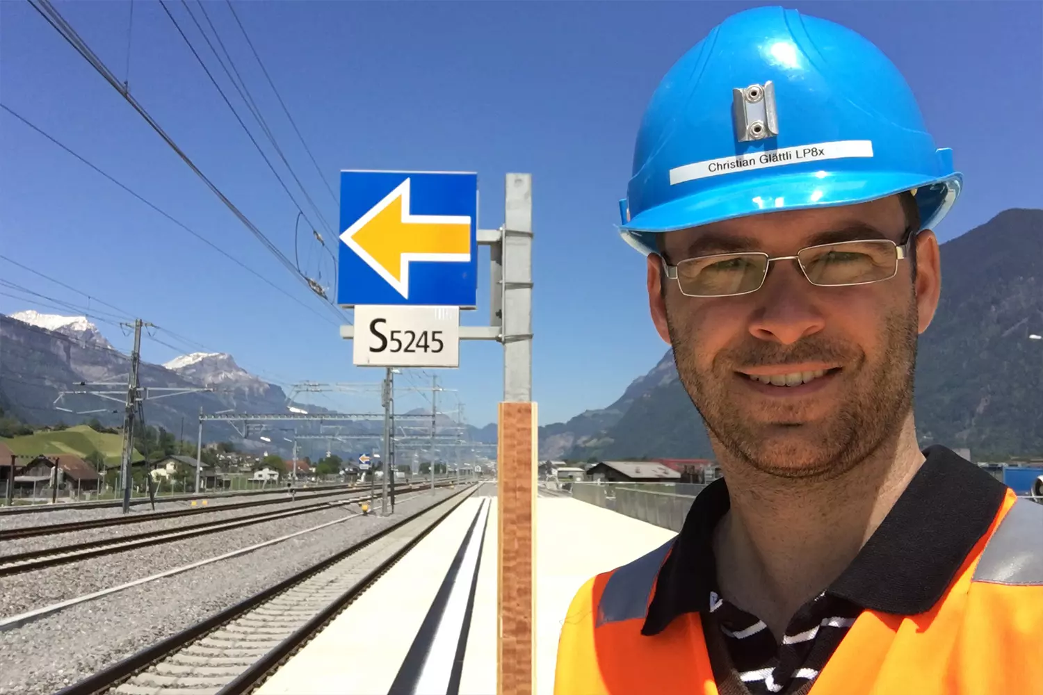 Bahn frei: Christan Glättli steht an der geöffneten Strecke zum Gotthard Basistunnel.