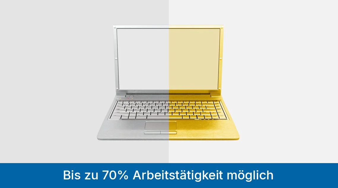 Grafik mit einem geöffneten Laptop, dessen linke Hälfte silbern und rechte Hälfte goldfarben dargestellt ist. Am unteren Bildrand steht der Hinweis: „Bis zu 70 % Arbeitstätigkeit möglich“.