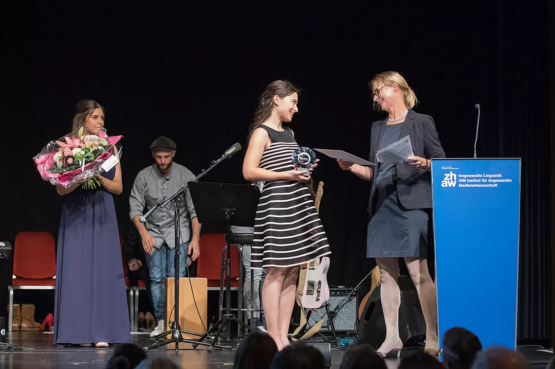Bild der Preisträgerin Sabrina Schmid an der Diplomfeier des BA Kommunikation 2018