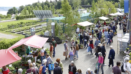 Viele Besuchende inmitten der Marktstände