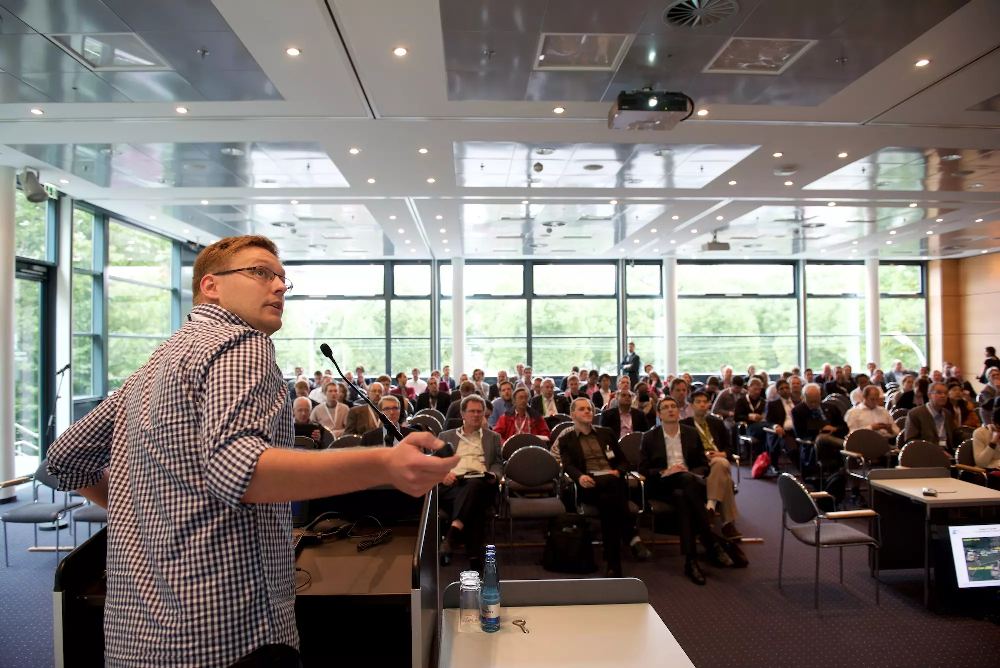 Der Masterstudent präsentiert seine Arbeit an der Photovoltaikkonferenz.