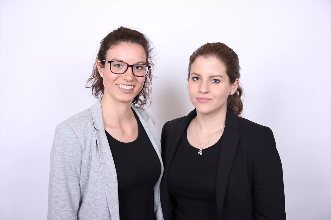 Lea Dal Fabbro (links) und Deborah Lüthi haben eine Testanlage für Stents entwickelt.