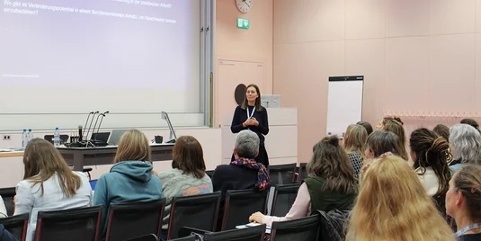 Bild vergrössern: Referentin in eiem Gruppenworkshop