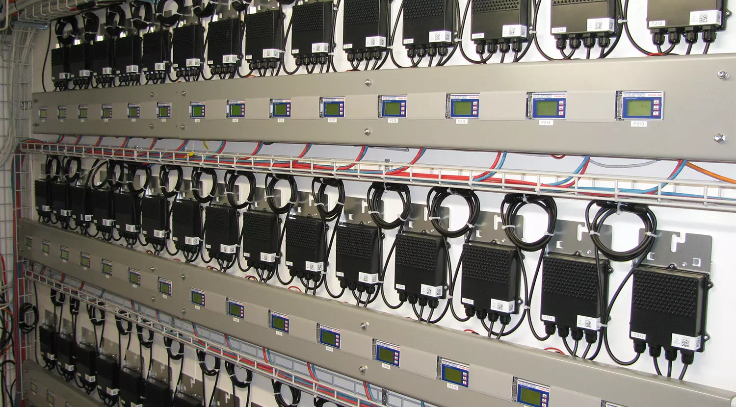 Leistungsoptimierer der 44 PV-Module mit Energiemeter im Container der Photovoltaik Testanlage Walensee. Vergrösserte Ansicht.