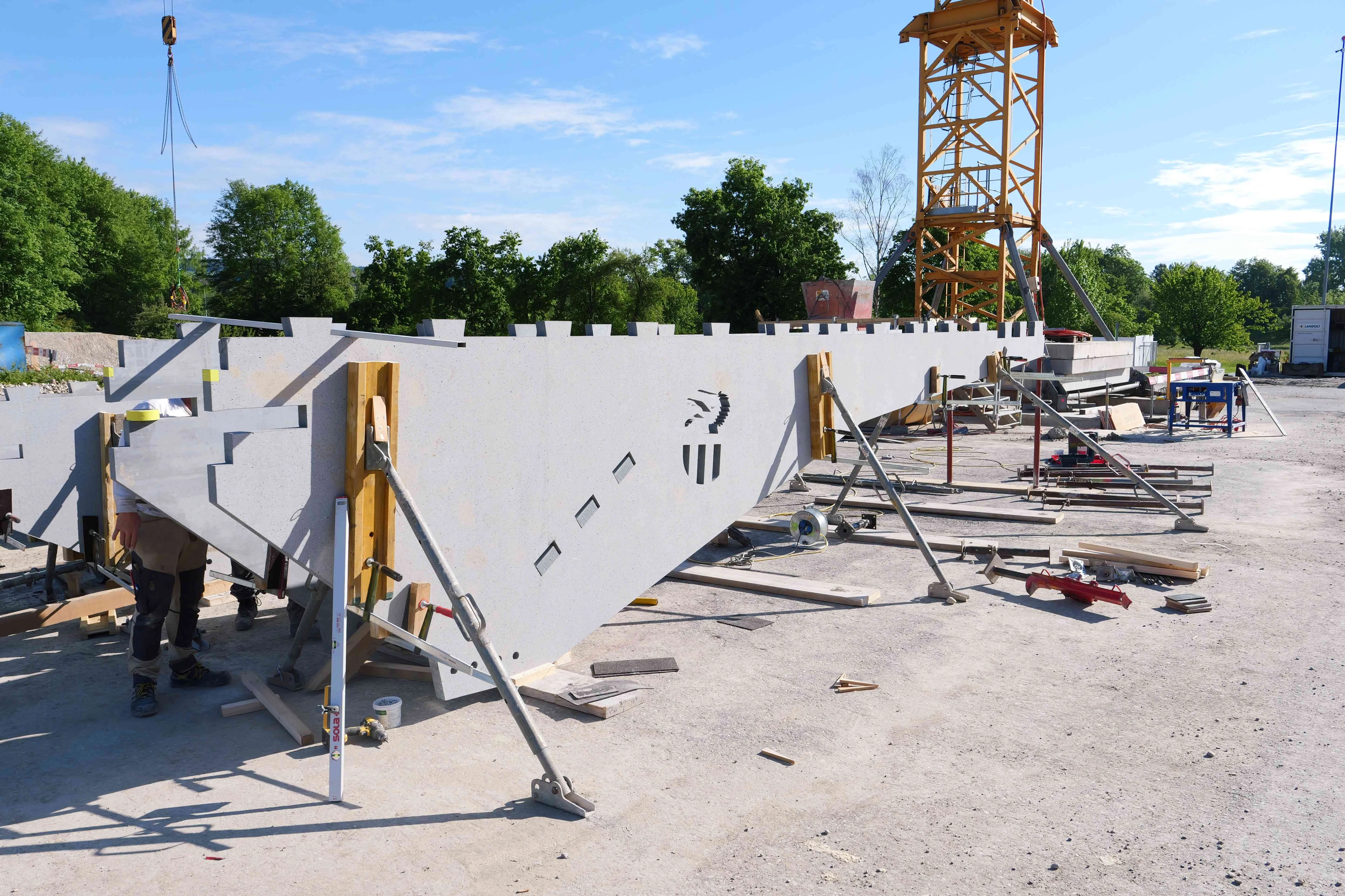 Vormontage der beiden Brückenhälften in Frauenfeld. Positionieren der Stege unterhalb der Fahrbahnplatte