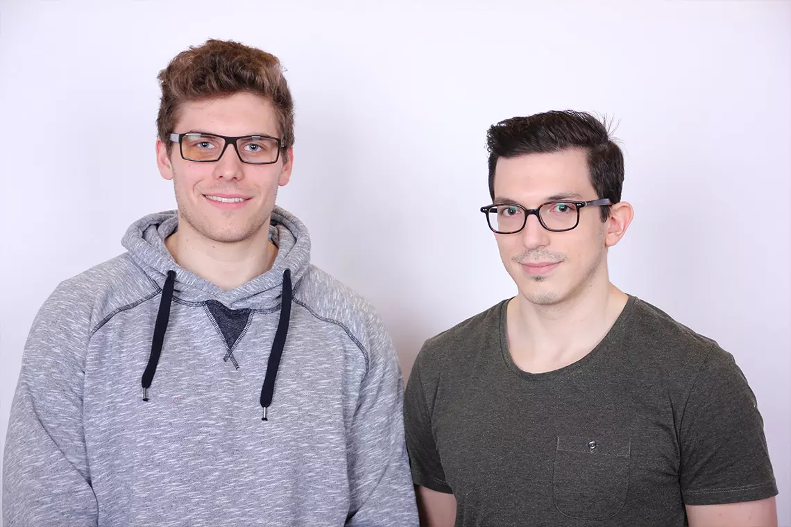 Tobias Meier (links) und Yacine Mekesser haben untersucht, wie man Fehler im Java-Code voraussagen könnte.