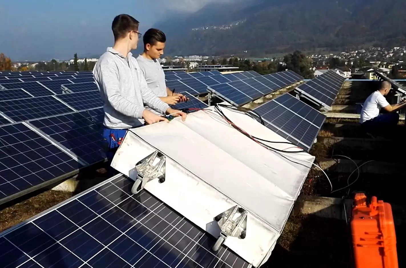 Das Foto zeigt den Portable LED Flasher in Anwendung auf Solarodulen auf einem Dach während den Feldmessungen.