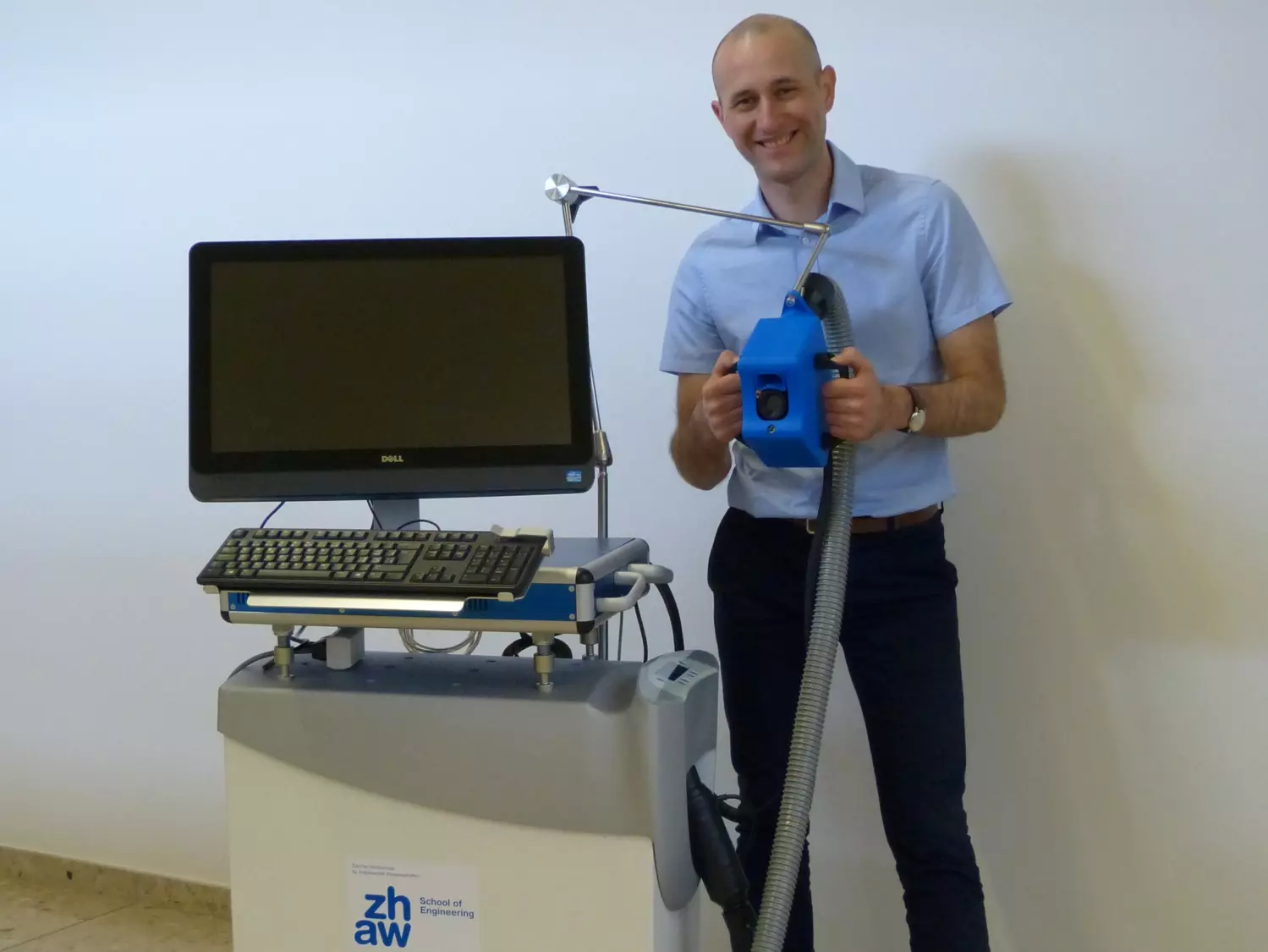 Mathias Bonmarin präsentiert den Prototyp, der an der ZHAW School of Engineering entwickelt wurde.