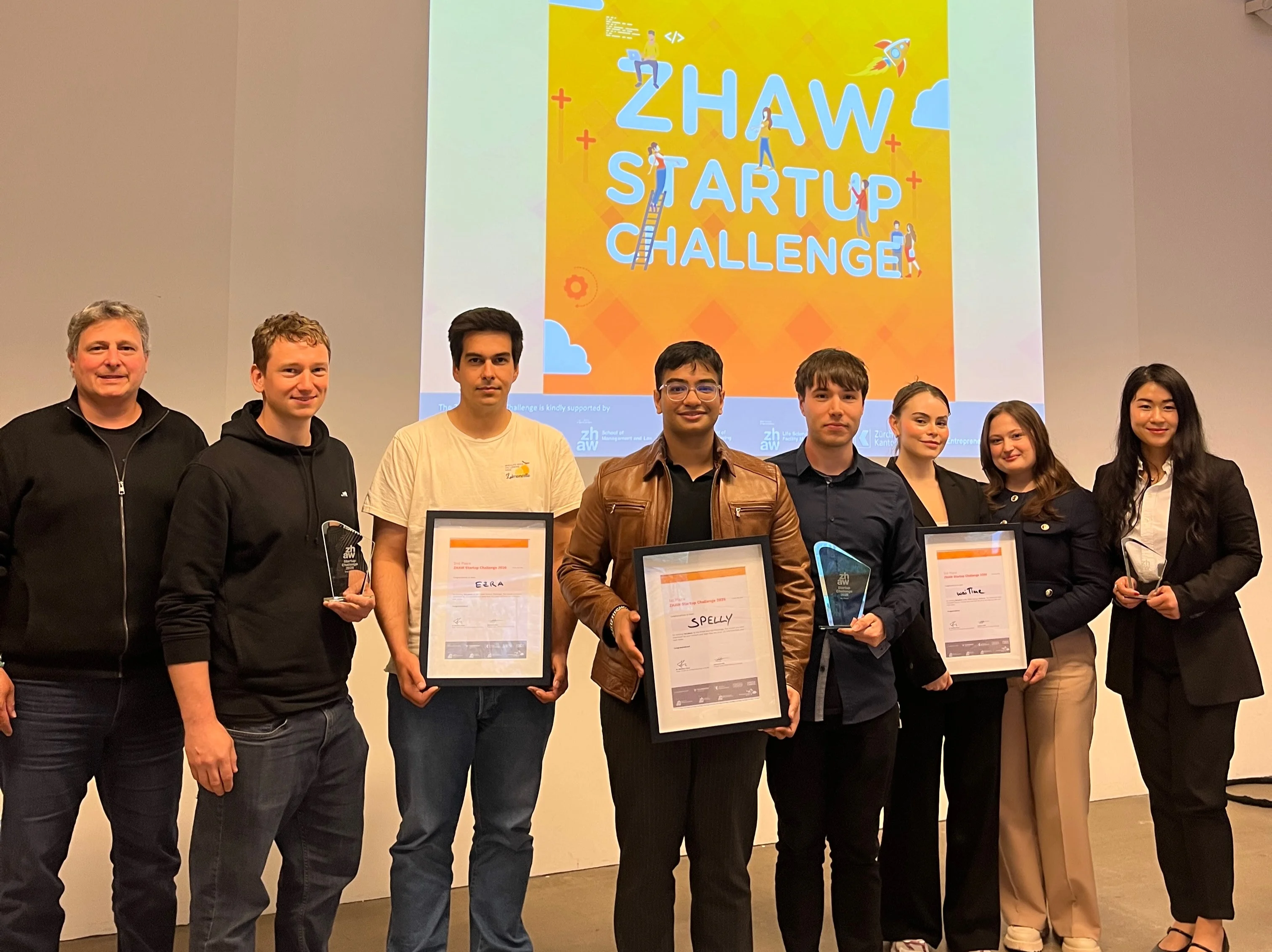 Die einzelnen Teammitglieder der Podestplätze an der Startup Challenge im Gruppenfoto.
