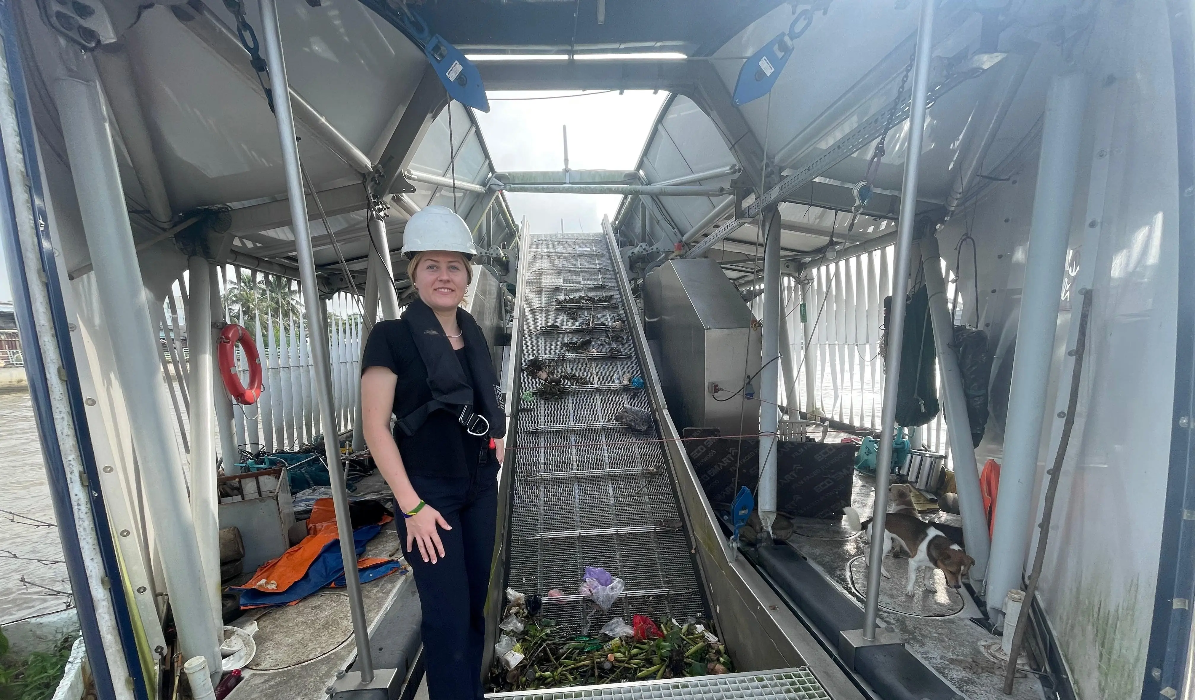 Selina Pfäffli auf dem Interceptor, der schwimmenden Müll aus dem Can-Tho-Fluss auffängt (Foto: Selina Pfäffli 2024)